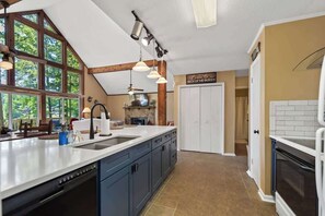 Frigorífic, microones, forn i placa de cuina