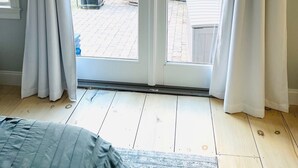 Une pièce dotée d’une porte-fenêtre coulissante donnant sur un patio extérieur.