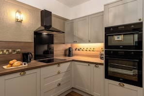 Dishwasher, cookware/dishes/utensils