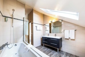 Bathroom - Modern Apartment - AC- 1br-2p- Geneva (Geneva)