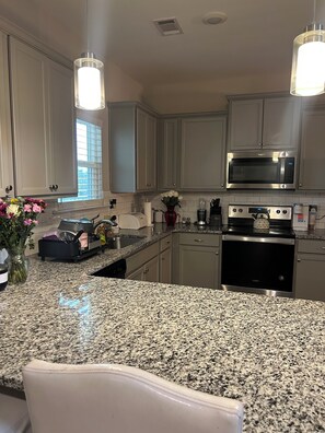 Fridge, microwave, oven, stovetop - 10 minutes from Augusta National. Wonderful 4-bedroom house awaits you!!! (Augusta)