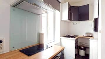 Fridge, stovetop, dishwasher, coffee/tea maker