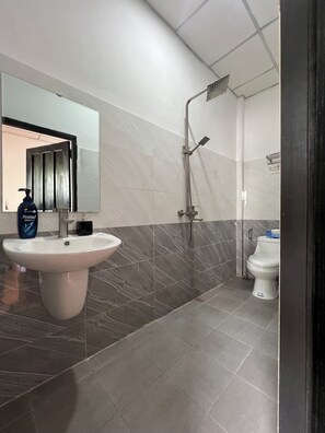 Douche, sèche-cheveux, serviettes fournies, savon