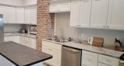 Charming 2-bedroom apartment in downtown Oak Harbor!