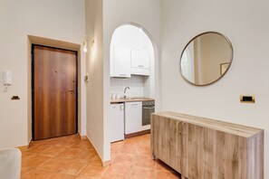 Réfrigérateur, four, cafetière/bouilloire, bouilloire électrique