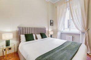1 dormitorio, tabla de planchar con plancha, wifi y ropa de cama
