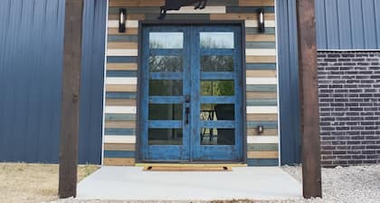 WhiteTail Cabin with Shuffleboard, Fireplace, WiFi, South of Norman