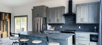 WhiteTail Cabin with Shuffleboard, Fireplace, WiFi, South of Norman