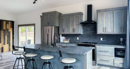 WhiteTail Cabin with Shuffleboard, Fireplace, WiFi, South of Norman