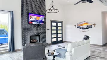 Smart TV, lareira, livros