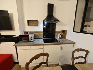 Jääkaappi, mikroaaltouuni, liesi, astianpesukone