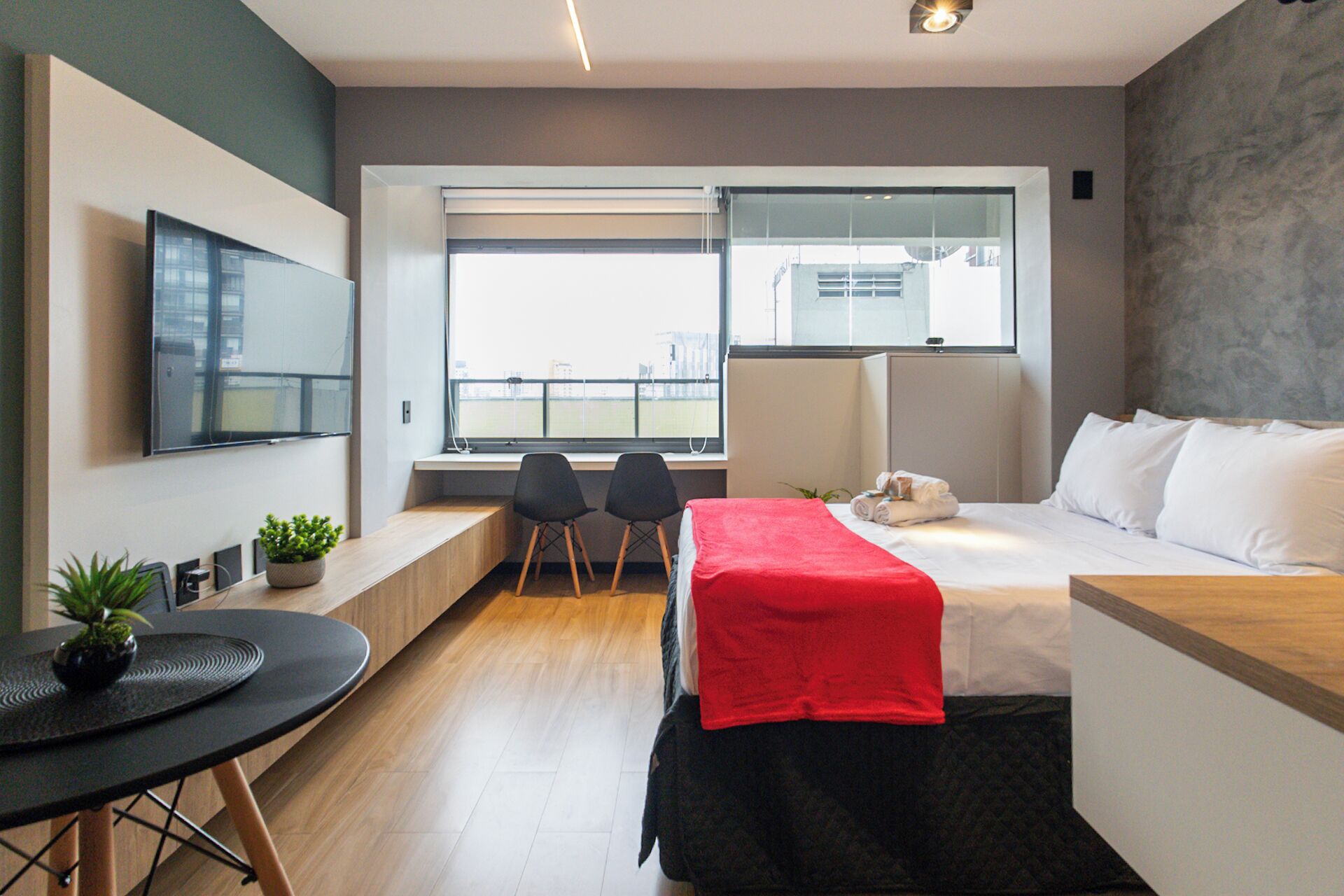 Standard Studio (583601) | Desk, laptop workspace, free WiFi