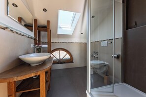 Superior appartement | Badkamer | Een haardroger, handdoeken, zeep, toiletpapier