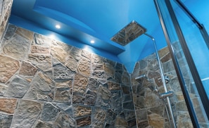 Douche, sèche-cheveux, bidet, serviettes fournies