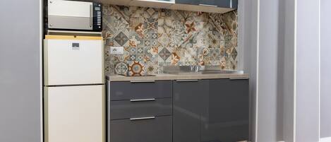 Fridge, microwave, stovetop, coffee/tea maker