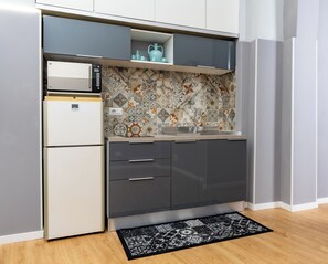 Kühlschrank, Mikrowelle, Herdplatte, Wasserkocher mit Kaffee-/Teezubehör