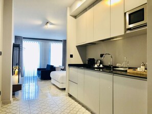 Apartment | Private kitchen - Bright and Spacious Apartment in Porto (Porto)