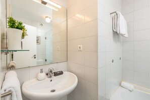 Apartment | Bathroom - Cozy Pet-friendly Porto Apartment (Porto)
