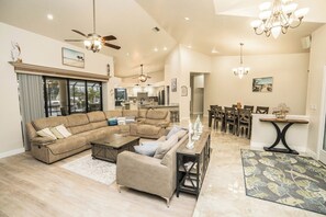 Living area - Spacious 5-bedroom house on the water with AC, WiFi in gorgeous Apollo Beach (Apollo Beach)