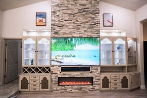 Interior - Spacious 5-bedroom house on the water with AC, WiFi in gorgeous Apollo Beach (Apollo Beach)