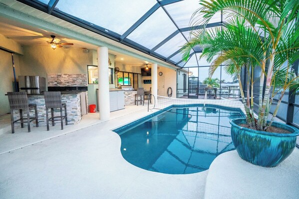 Pool - Spacious 5-bedroom house on the water with AC, WiFi in gorgeous Apollo Beach (Apollo Beach)