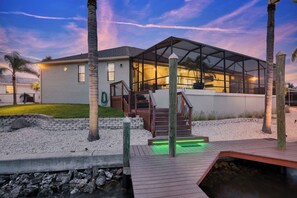 Exterior - Spacious 5-bedroom house on the water with AC, WiFi in gorgeous Apollo Beach (Apollo Beach)