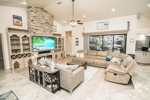 Living area - Spacious 5-bedroom house on the water with AC, WiFi in gorgeous Apollo Beach (Apollo Beach)