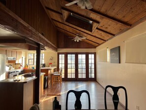 Fridge, microwave, oven, stovetop - Charming 2-bedroom house in Disneyland SoCal Midway City (Midway City)