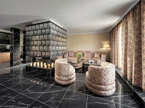 Chain Bridge Penthouse with Terrace | Oleskelualue | Ălytelevisio