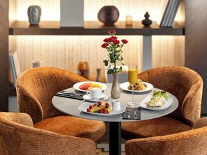 Petit déjeuner buffet (12300 HUF par personne)