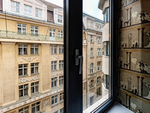 Elizabeth Suite | Utcára néző
