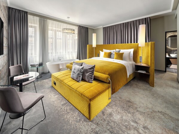 Elizabeth Suite | Kaliteli yatak takımı, minibar, odada kasa, masa 