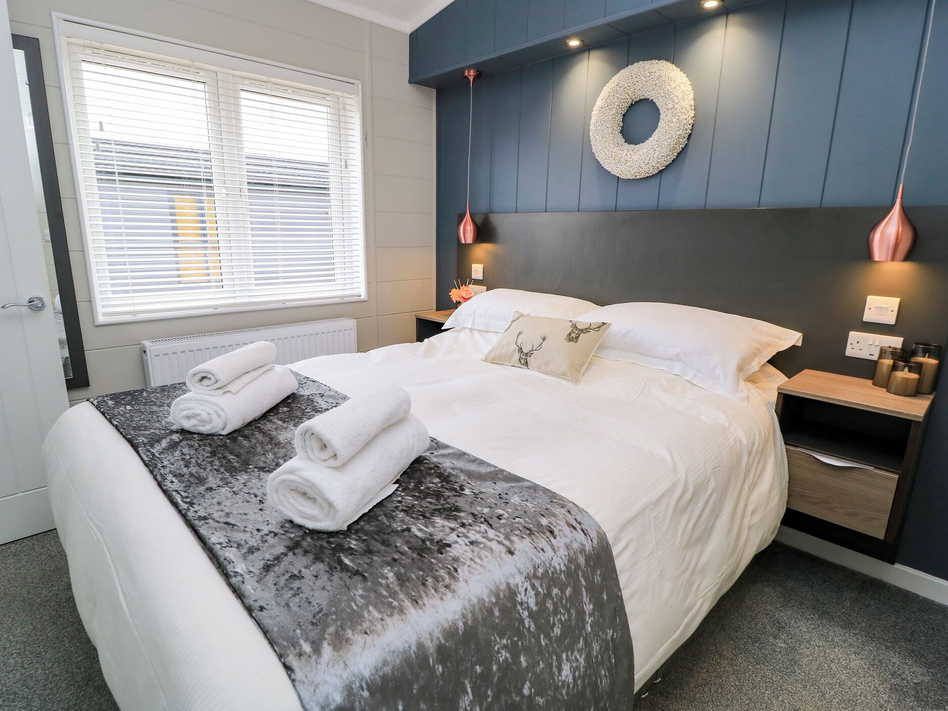 2 dormitorios, decoración individual, mobiliario individual