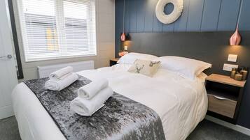 2 dormitorios, decoración individual, mobiliario individual