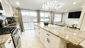 Coffee/tea maker, fridge, microwave, oven - Lux Lake Neepaulin Frontage & Panoramic Views Home (Wantage)