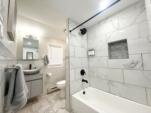 Hair dryer, towels - Lux Lake Neepaulin Frontage & Panoramic Views Home (Wantage)