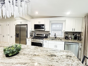 Fridge, microwave, oven, stovetop - Lux Lake Neepaulin Frontage & Panoramic Views Home (Wantage)