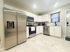 Frigorífico y placa de cocina