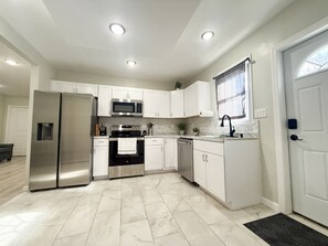 Een koelkast, een kookplaat