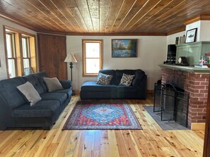 Smart TV, fireplace, DVD player - Private creek frontage on Penns Creek. Prime fly fishing. (Coburn)