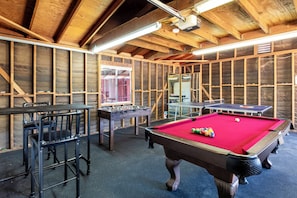 Game room - Desert Oasis in the Heart of Joshua Tree! Game Room, Yards & Mountain Views! (Joshua Tree)