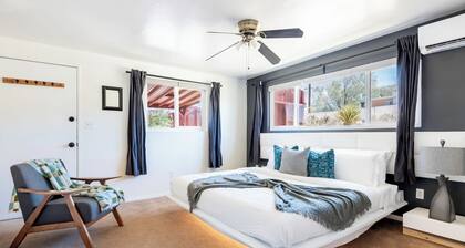 Desert Oasis in the Heart of Joshua Tree! Game Room, Yards & Mountain Views!