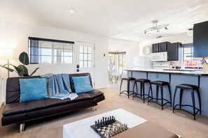 TV connectée, cheminée, baby-foot, table de tennis de table