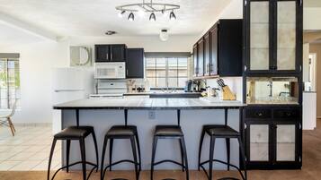 Kjøleskap, mikrobølgeovn, ovn og kokeplater