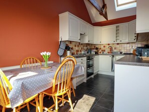 Cookware/dishes/utensils - The Old Milking Parlour (Par)