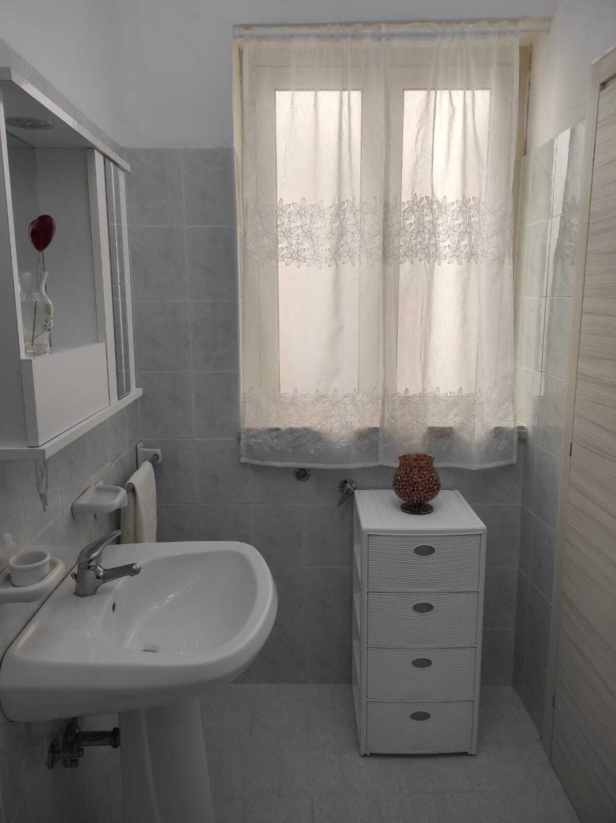 Ducha, secador de pelo, bidet, toallas