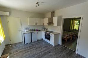 Frigorifero, forno, piano cottura, lavastoviglie