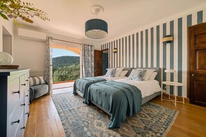4 bedrooms, in-room safe, desk, iron/ironing board