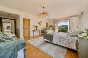 4 Schlafzimmer, Zimmersafe, Schreibtisch, Bügeleisen/Bügelbrett