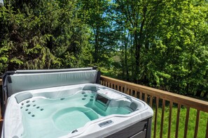 Outdoor spa tub - Lakefront Kenoza Cottage (Cochecton)